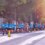 Com patrocínio da Lei de Incentivo ao Esporte Capixaba (LIEC), a primeira etapa do Circuito de Corridas Maçônicas 2023 será realizada neste domingo (18), no município de Colatina. O evento é organizado pelo Instituto Grande Loja Maçônica do Espírito Santo e começa às 7 horas. Serão 5,5 quilômetros de percurso e a corrida terá largada na Praça Matriz de São Silvano. Os atletas vão atravessar a Ponte Florentino Ávidos, dando uma volta no Centro de Colatina, e chegando na Praça Municipal Belmiro Pimenta Teixeira. A prova contará com cerca de 500 participantes, inclusive pessoas com deficiência. Os recursos arrecadados no evento serão direcionados à doação de cadeira de rodas e de banho para Pessoas com Deficiência (PcD). O organizador do evento, Newton Gomes, contou as expectativas para essa primeira etapa. “As expectativas são positivas dentro do que planejamos. É uma experiência para a gente realizar esse evento, pela primeira vez, em uma cidade do interior. O evento tem um objetivo filantrópico e todo o resultado das nossas corridas é para a compra de cadeira de rodas e de banho para beneficiar pessoas que necessitam desses equipamentos”, afirmou Gomes. As próximas etapas do circuito serão realizadas no município de Cachoeiro de Itapemirim e Linhares, nos meses de setembro e novembro, respectivamente. Lei de Incentivo ao Esporte Capixaba (LIEC) Sancionada pelo governador do Estado, Renato Casagrande, a Lei de Incentivo ao Esporte Capixaba (LIEC) é importante para promover atletas, clubes, federações, associações e competições esportivas, de forma geral, em todo o Estado, por meio de recursos captados com empresas instaladas no Espírito Santo, em Imposto sobre Circulação de Mercadorias e Serviços (ICMS). O objetivo é abranger projetos em diversas categorias, como o desporto educacional, de lazer e de participação, voltados para as ações com o público em geral, e de rendimento, direcionados para atletas e paratletas de alto rendimento, com o foco na melhora dos resultados em competições. Como patrocinar As empresas que desejam financiar os projetos esportivos do Estado, por meio da Lei de Incentivo, a LIEC, podem acessar o site oficial da Sesport e analisar os projetos já aprovados. Caso haja algum de interesse da empresa, ela pode entrar em contato com a Sesport para receber mais informações dos proponentes. Informação à Imprensa: Assessoria de Comunicação da Sesport