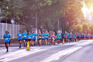 Com patrocínio da Lei de Incentivo ao Esporte Capixaba (LIEC), a primeira etapa do Circuito de Corridas Maçônicas 2023 será realizada neste domingo (18), no município de Colatina. O evento é organizado pelo Instituto Grande Loja Maçônica do Espírito Santo e começa às 7 horas. Serão 5,5 quilômetros de percurso e a corrida terá largada na Praça Matriz de São Silvano. Os atletas vão atravessar a Ponte Florentino Ávidos, dando uma volta no Centro de Colatina, e chegando na Praça Municipal Belmiro Pimenta Teixeira. A prova contará com cerca de 500 participantes, inclusive pessoas com deficiência. Os recursos arrecadados no evento serão direcionados à doação de cadeira de rodas e de banho para Pessoas com Deficiência (PcD). O organizador do evento, Newton Gomes, contou as expectativas para essa primeira etapa. “As expectativas são positivas dentro do que planejamos. É uma experiência para a gente realizar esse evento, pela primeira vez, em uma cidade do interior. O evento tem um objetivo filantrópico e todo o resultado das nossas corridas é para a compra de cadeira de rodas e de banho para beneficiar pessoas que necessitam desses equipamentos”, afirmou Gomes. As próximas etapas do circuito serão realizadas no município de Cachoeiro de Itapemirim e Linhares, nos meses de setembro e novembro, respectivamente. Lei de Incentivo ao Esporte Capixaba (LIEC) Sancionada pelo governador do Estado, Renato Casagrande, a Lei de Incentivo ao Esporte Capixaba (LIEC) é importante para promover atletas, clubes, federações, associações e competições esportivas, de forma geral, em todo o Estado, por meio de recursos captados com empresas instaladas no Espírito Santo, em Imposto sobre Circulação de Mercadorias e Serviços (ICMS). O objetivo é abranger projetos em diversas categorias, como o desporto educacional, de lazer e de participação, voltados para as ações com o público em geral, e de rendimento, direcionados para atletas e paratletas de alto rendimento, com o foco na melhora dos resultados em competições. Como patrocinar As empresas que desejam financiar os projetos esportivos do Estado, por meio da Lei de Incentivo, a LIEC, podem acessar o site oficial da Sesport e analisar os projetos já aprovados. Caso haja algum de interesse da empresa, ela pode entrar em contato com a Sesport para receber mais informações dos proponentes. Informação à Imprensa: Assessoria de Comunicação da Sesport