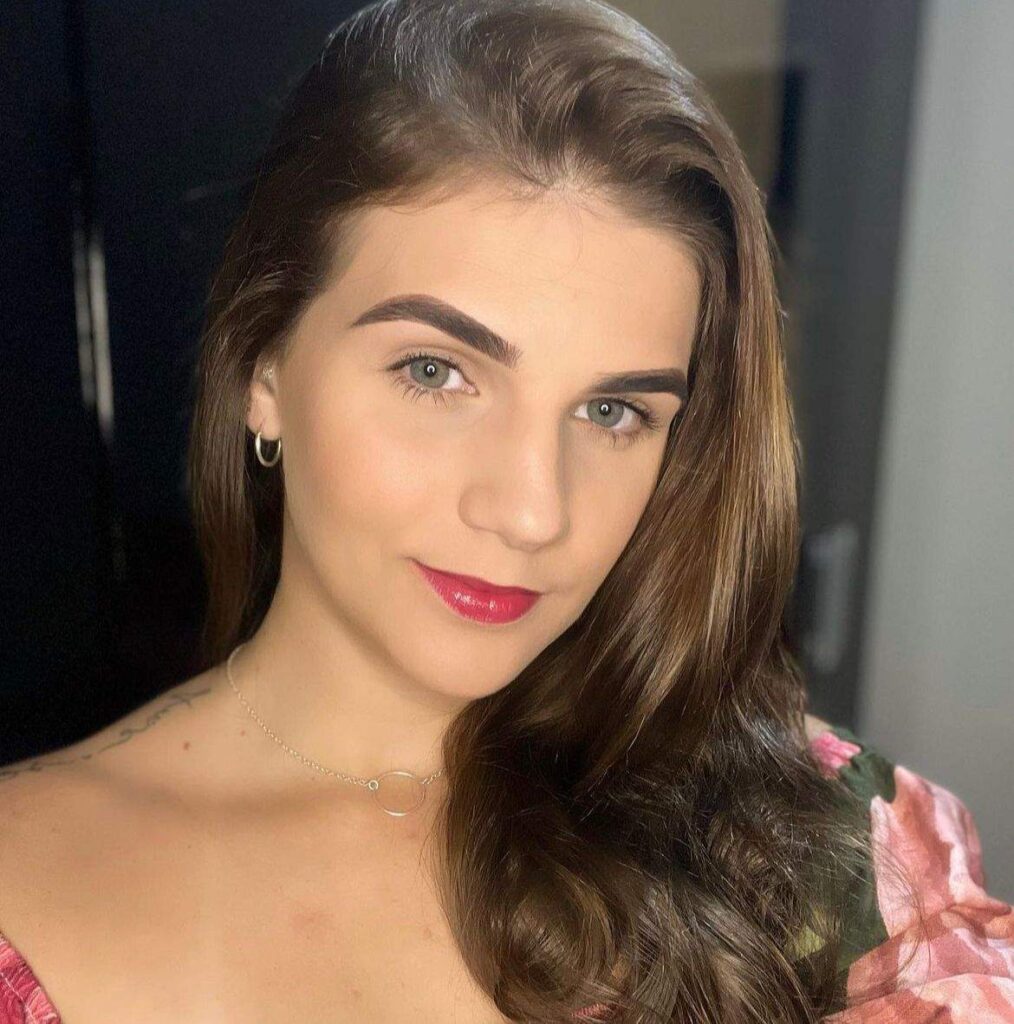 Larissa Piona participava de uma festa quando uma churrasqueira explodiu e ela acabou atingida. A jovem teve quase 30% do corpo queimado e continua internada. Foto: Reprodução Instagram