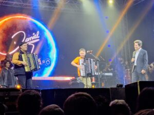 De Governador Lindenberg para os palcos: Hiago Sanfoneiro brilha ao lado de Daniel na Festa do Café em Vila Valério