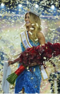 Eduarda Braum, capixaba de Afonso Cláudio, é a primeira brasileira coroada Miss Supranational 2025