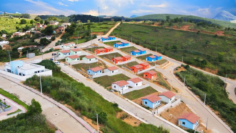 Prefeita Ana Malacarne entrega 30 casas populares e anuncia mais 20 novas moradias em São Domingos do Norte