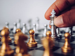 Bastidores do Universo Corporativo: Quando a urgência ocupa o lugar da estratégia – Leia o artigo escrito por Ellen Cavalcanti